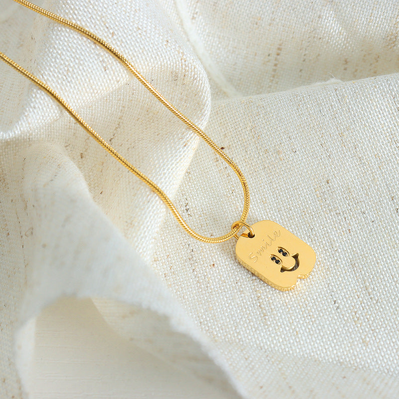 Exquisite und edle quadratische Platte aus 18 Karat vergoldetem Edelstahl mit eingelegtem Smiley-Gesicht und Zirkon-Design-Halskette