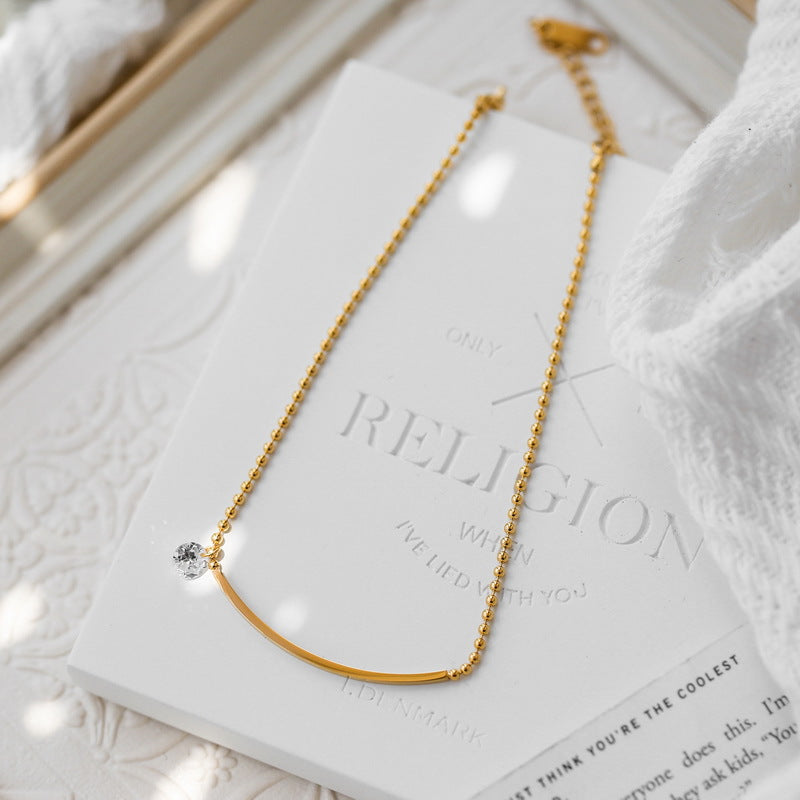 Vielseitiges Fußkettchen aus 18-Karat vergoldetem Edelstahl mit schlichtem Smile-Design und eingelegtem Zirkon