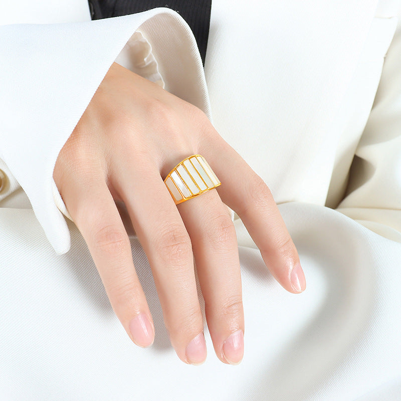 Einzigartiger Ring aus 18-karätigem vergoldetem Edelstahl mit individueller, kreativer Linienstruktur und eingelegtem Edelstein-Design