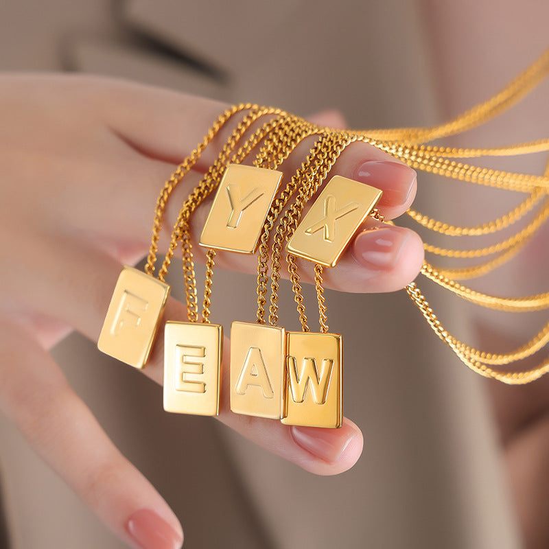 18-Karat vergoldete Edelstahl-Halskette, romantische, personalisierte Halskette in quadratischer Form mit 26 englischen Buchstaben im leichten Luxusstil