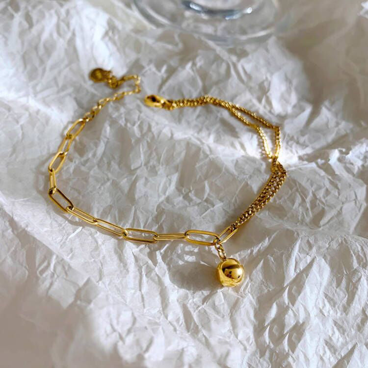 Trendiges und modisches Fußkettchen aus 18-Karat vergoldetem Edelstahl mit Doppelkettenverbindung und kleinem Goldkugel-Design