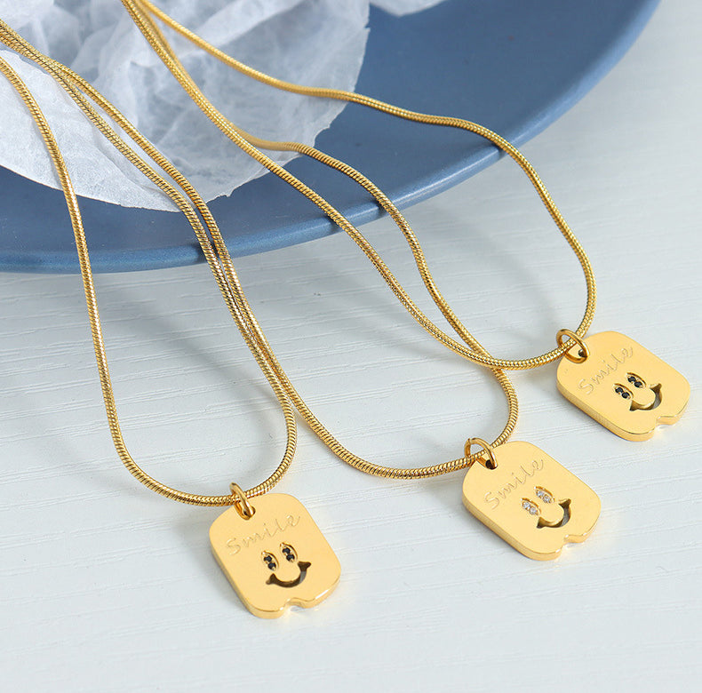 Exquisite und edle quadratische Platte aus 18 Karat vergoldetem Edelstahl mit eingelegtem Smiley-Gesicht und Zirkon-Design-Halskette