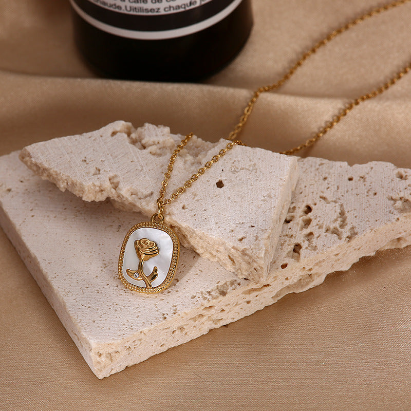 Exquisite und edle Halskette mit vielseitigem Anhänger im Rosen- und Edelsteindesign
