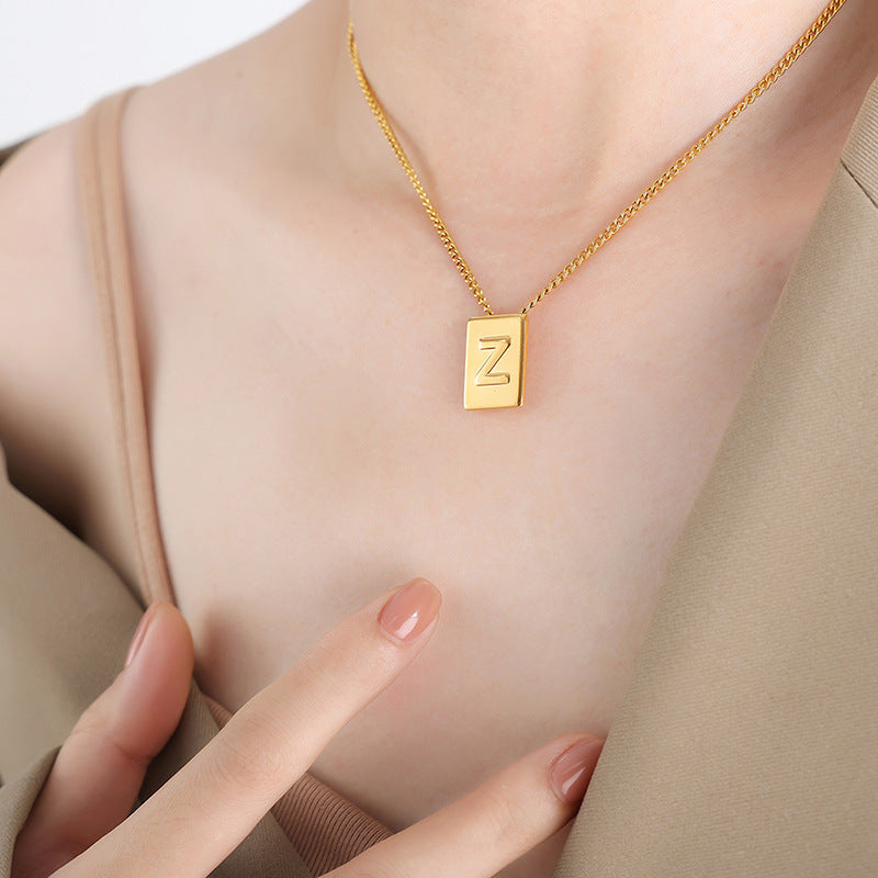 18-Karat vergoldete Edelstahl-Halskette, romantische, personalisierte Halskette in quadratischer Form mit 26 englischen Buchstaben im leichten Luxusstil