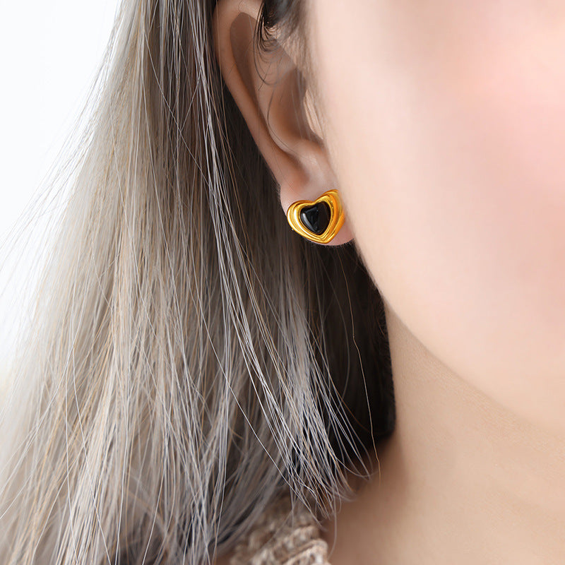 18K vergoldetes Halsketten-Ohrring-Set in Herzform mit eingelegtem Edelstein-Design