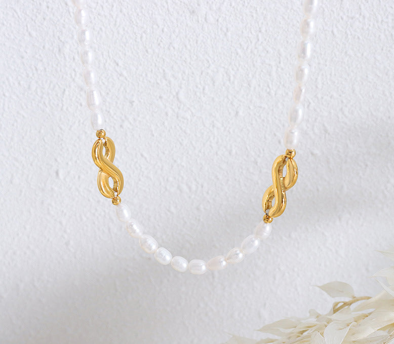Klassische Modeperlen-Halskette aus 18-Karat vergoldetem Edelstahl mit der Nummer „8“.