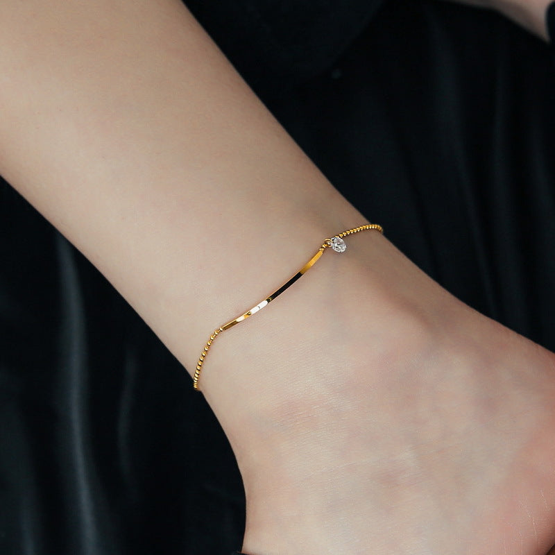 Vielseitiges Fußkettchen aus 18-Karat vergoldetem Edelstahl mit schlichtem Smile-Design und eingelegtem Zirkon
