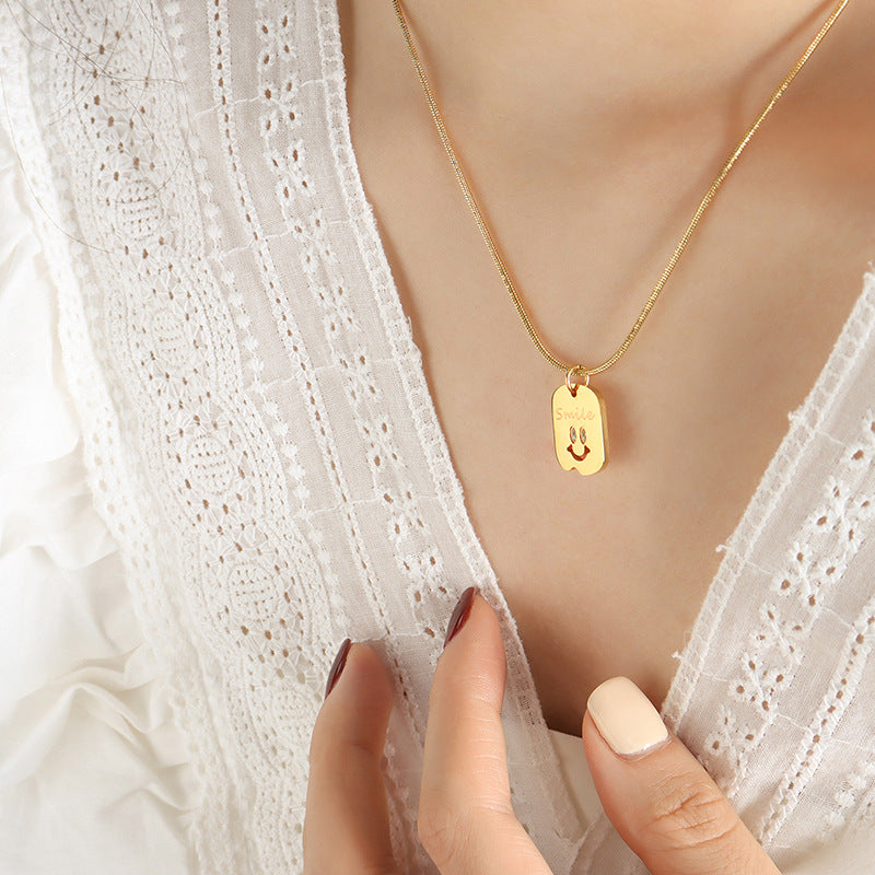 Exquisite und edle quadratische Platte aus 18 Karat vergoldetem Edelstahl mit eingelegtem Smiley-Gesicht und Zirkon-Design-Halskette