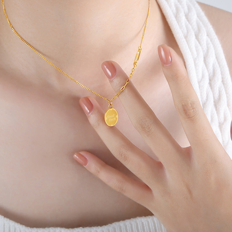 Modisches und schlichtes Medaillon aus 18-K vergoldetem Edelstahl mit Anhänger-Halskette im GOOD LUCK-Design
