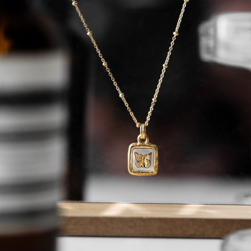Modischer, quadratischer Anhänger mit Kette aus 18-Karat vergoldetem Edelstahl mit eingelegten Edelsteinen und Schmetterlingsdesign,