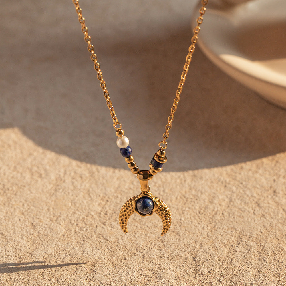 Exquisite, einfache Anhängerkette. Lapislazuli Horn Design mit Perleneinlage. Edelstahl vergoldet