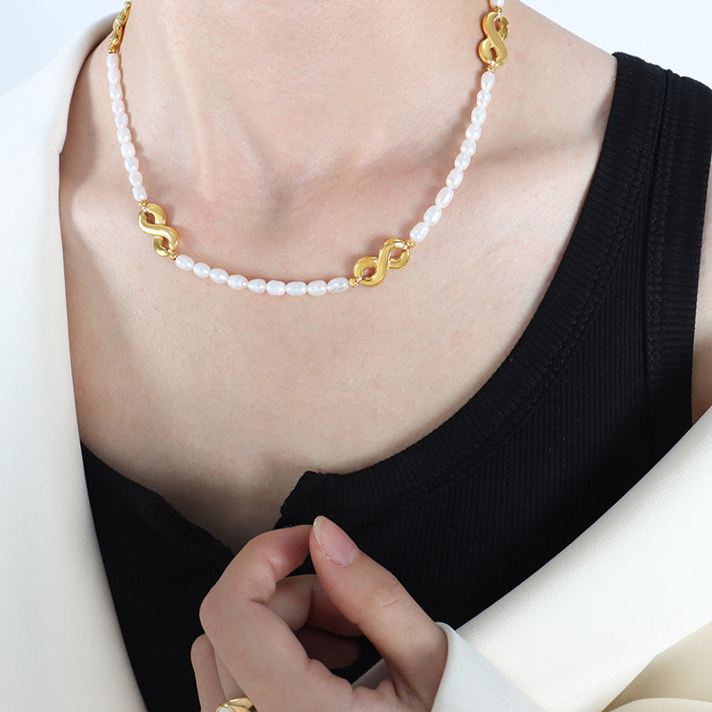 Klassische Modeperlen-Halskette aus 18-Karat vergoldetem Edelstahl mit der Nummer „8“.