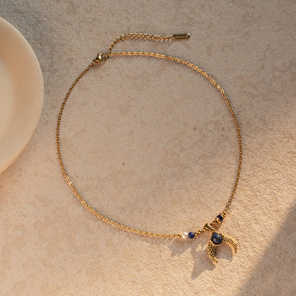 Exquisite, einfache Anhängerkette. Lapislazuli Horn Design mit Perleneinlage. Edelstahl vergoldet