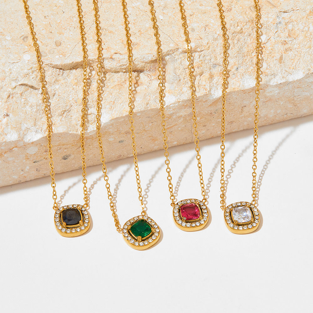 Halskette mit Anhänger aus 18-Karat vergoldetem Edelstahl im Retro-Stil mit eingelegtem Zirkon-Design