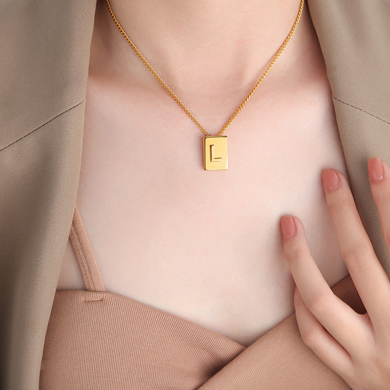 18-Karat vergoldete Edelstahl-Halskette, romantische, personalisierte Halskette in quadratischer Form mit 26 englischen Buchstaben im leichten Luxusstil
