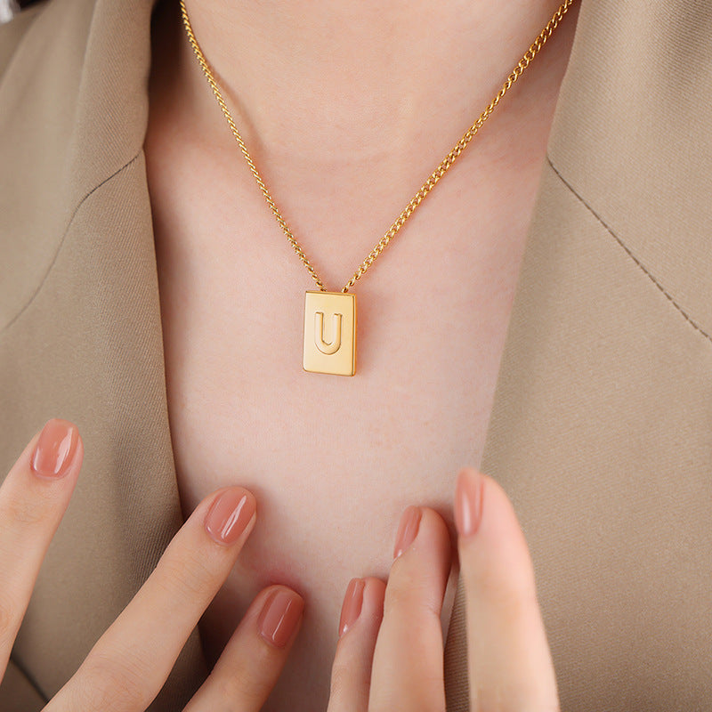 18-Karat vergoldete Edelstahl-Halskette, romantische, personalisierte Halskette in quadratischer Form mit 26 englischen Buchstaben im leichten Luxusstil