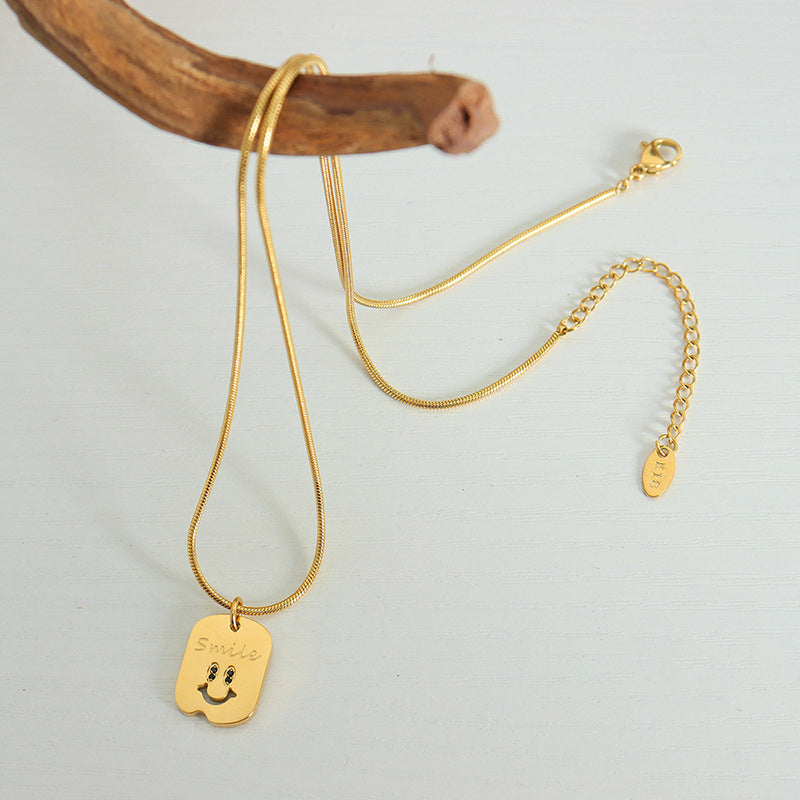 Exquisite und edle quadratische Platte aus 18 Karat vergoldetem Edelstahl mit eingelegtem Smiley-Gesicht und Zirkon-Design-Halskette