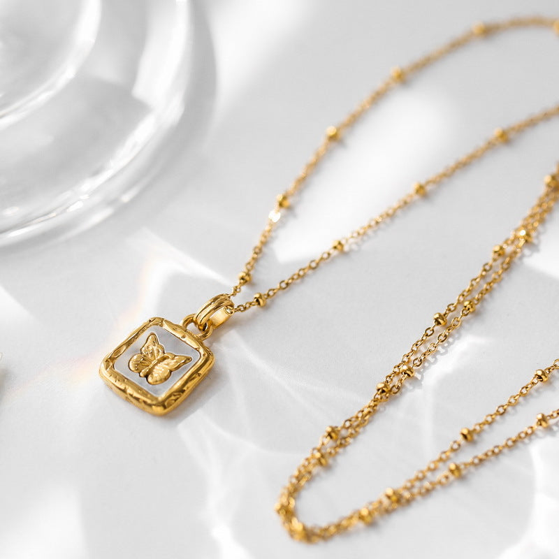 Modischer, quadratischer Anhänger mit Kette aus 18-Karat vergoldetem Edelstahl mit eingelegten Edelsteinen und Schmetterlingsdesign,