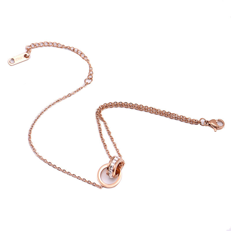 Exquisites und luxuriöses Fußkettchen aus Titanstahl mit Doppelring aus Roségold mit eingelegten römischen Ziffern und weißen Diamanten