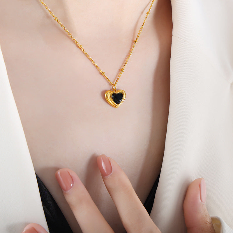 18K vergoldetes Halsketten-Ohrring-Set in Herzform mit eingelegtem Edelstein-Design