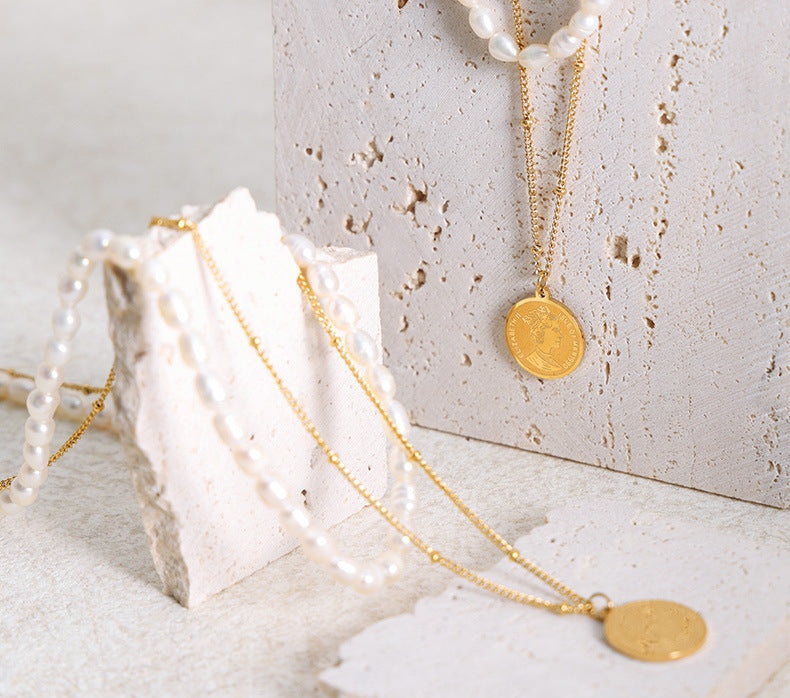 Exquisites und edles Medaillon-Porträt aus 18 Karat vergoldetem Edelstahl mit Halskette im Doppelschicht-Stapeldesign mit Perlen