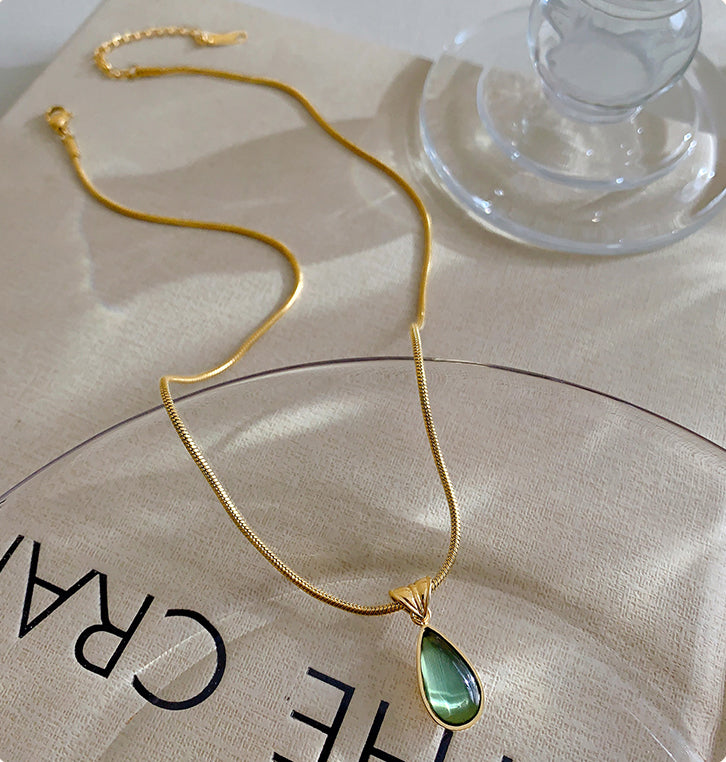 Modische Halskette im tropfenförmigen, mit Edelsteinen besetzten Design aus 18-Karat vergoldetem Edelstahl im leichten Luxusstil
