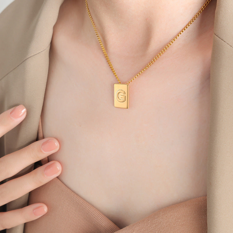 18-Karat vergoldete Edelstahl-Halskette, romantische, personalisierte Halskette in quadratischer Form mit 26 englischen Buchstaben im leichten Luxusstil