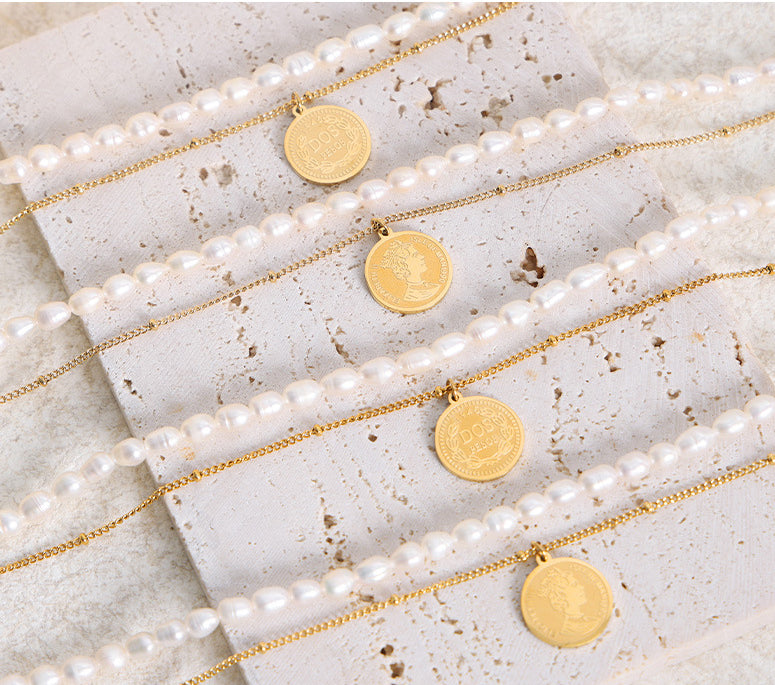 Exquisites und edles Medaillon-Porträt aus 18 Karat vergoldetem Edelstahl mit Halskette im Doppelschicht-Stapeldesign mit Perlen