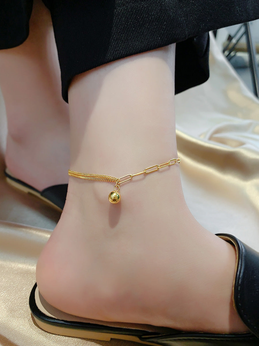 Trendiges und modisches Fußkettchen aus 18-Karat vergoldetem Edelstahl mit Doppelkettenverbindung und kleinem Goldkugel-Design