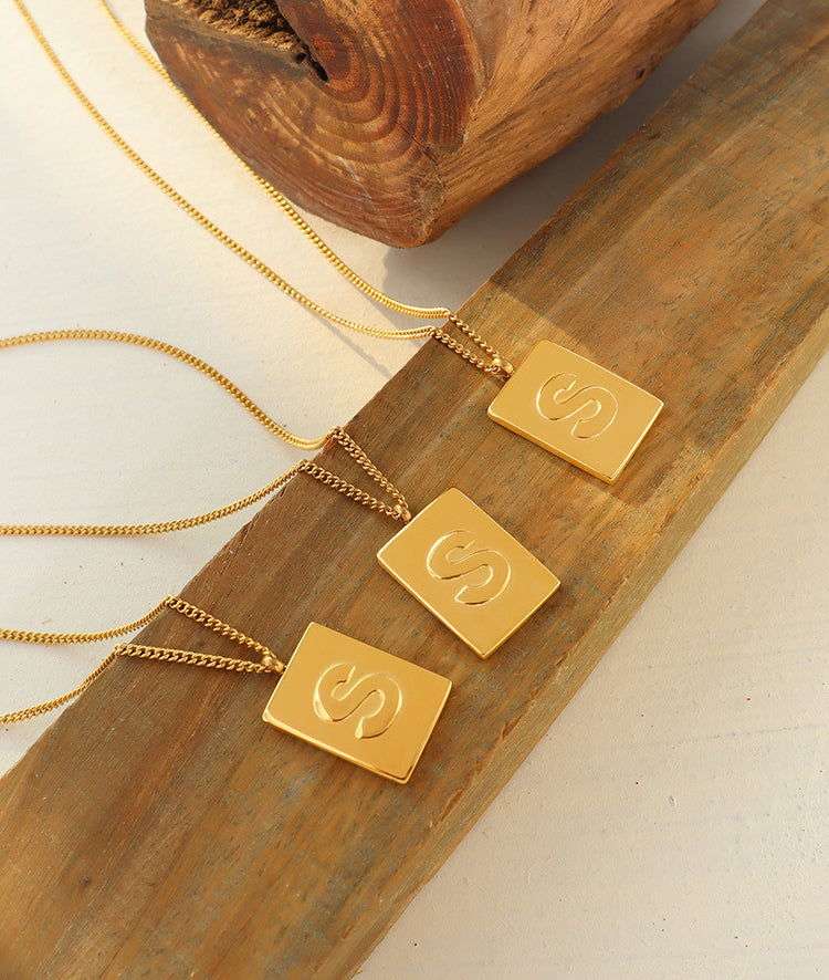 Schlichter quadratischer Anhänger aus 18-Karat vergoldetem Edelstahl im Buchstaben-S-Design