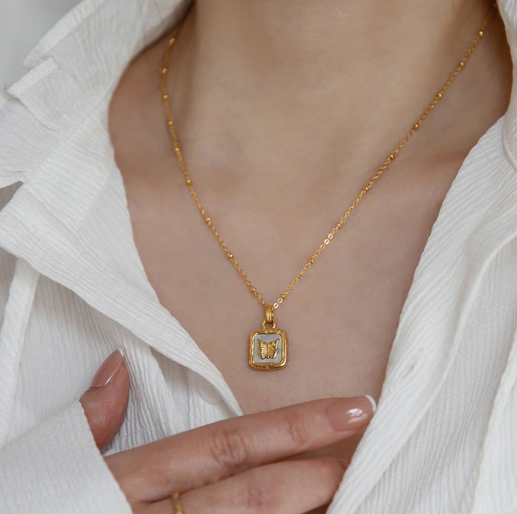 Modischer, quadratischer Anhänger mit Kette aus 18-Karat vergoldetem Edelstahl mit eingelegten Edelsteinen und Schmetterlingsdesign,