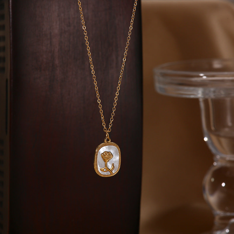 Exquisite und edle Halskette mit vielseitigem Anhänger im Rosen- und Edelsteindesign
