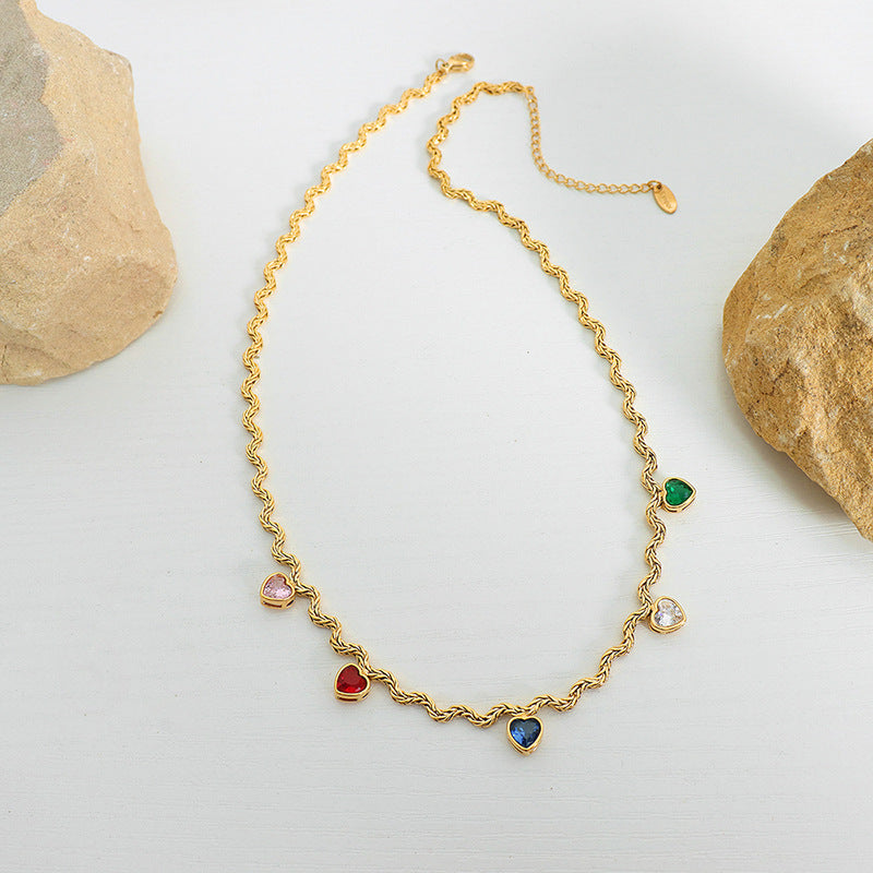 Trendige, personalisierte Wellenkette aus 18-Karat vergoldetem Edelstahl mit vielseitigen herzförmigen, eingelegten, farbenfrohen Edelsteinen