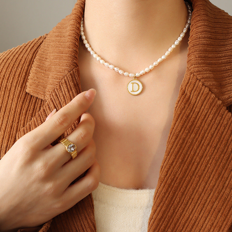 Exquisite und edle Perlenkette aus 18 Karat vergoldetem Edelstahl mit runden eingelegten Edelsteinen und einer Halskette mit 26 englischen Buchstaben