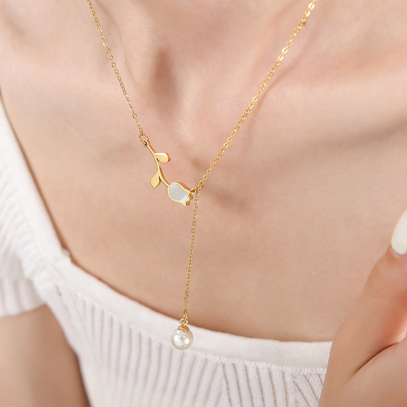 Romantische und modische Halskette im leichten Luxusstil mit Rosen- und Perlenquastendesign aus 18 Karat vergoldetem Edelstahl