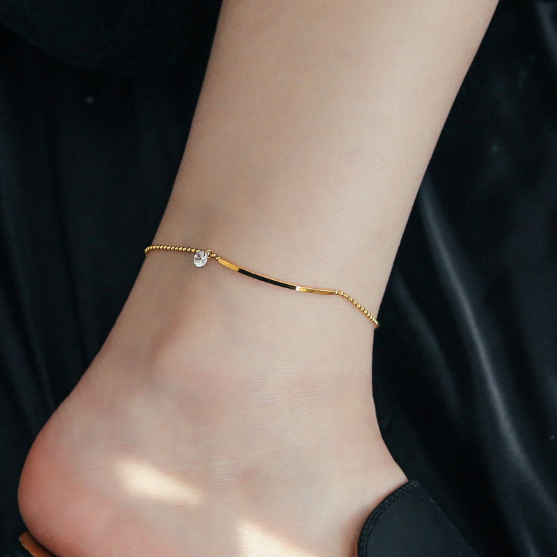 Vielseitiges Fußkettchen aus 18-Karat vergoldetem Edelstahl mit schlichtem Smile-Design und eingelegtem Zirkon