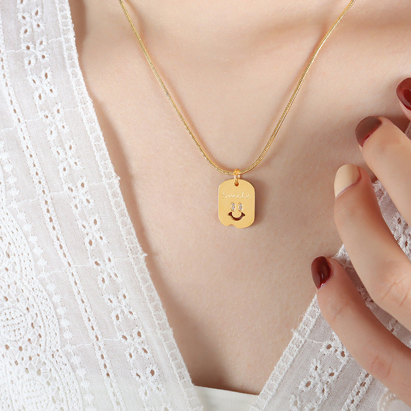 Exquisite und edle quadratische Platte aus 18 Karat vergoldetem Edelstahl mit eingelegtem Smiley-Gesicht und Zirkon-Design-Halskette