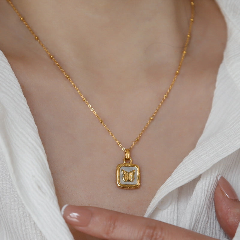 Modischer, quadratischer Anhänger mit Kette aus 18-Karat vergoldetem Edelstahl mit eingelegten Edelsteinen und Schmetterlingsdesign,