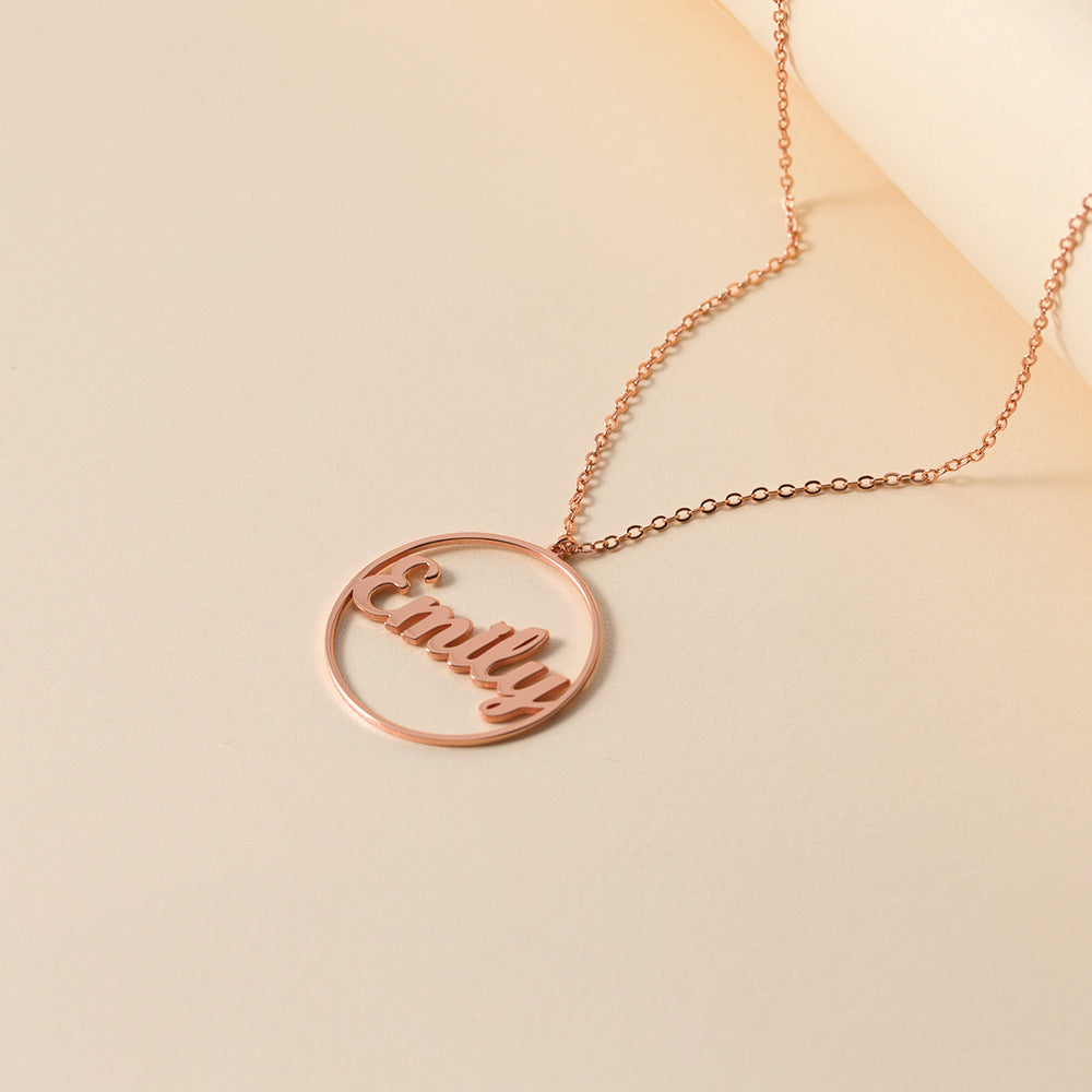 Halskette mit Anhänger aus 18 Karat vergoldetem Edelstahl, mit anpassbares Namensdesign.