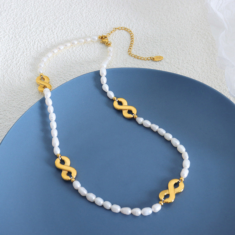 Klassische Modeperlen-Halskette aus 18-Karat vergoldetem Edelstahl mit der Nummer „8“.