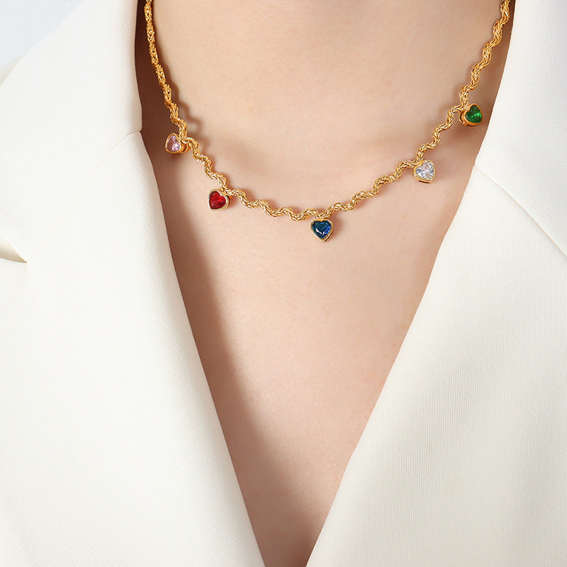 Trendige, personalisierte Wellenkette aus 18-Karat vergoldetem Edelstahl mit vielseitigen herzförmigen, eingelegten, farbenfrohen Edelsteinen