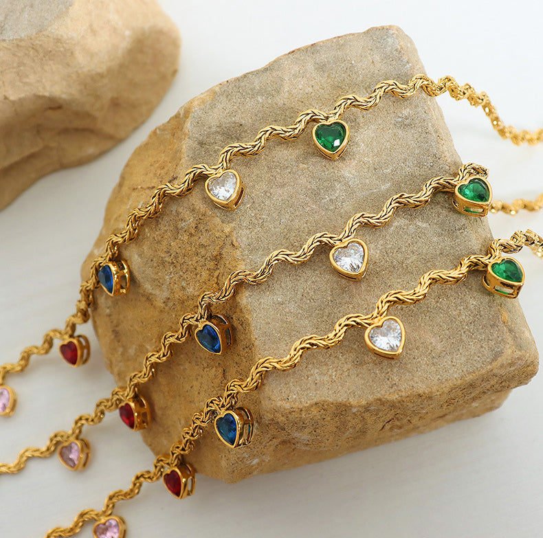 Trendige, personalisierte Wellenkette aus 18-Karat vergoldetem Edelstahl mit vielseitigen herzförmigen, eingelegten, farbenfrohen Edelsteinen