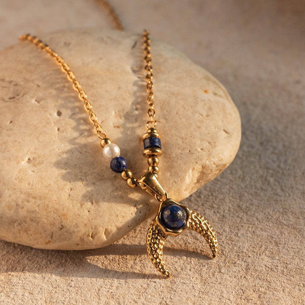 Exquisite, einfache Anhängerkette. Lapislazuli Horn Design mit Perleneinlage. Edelstahl vergoldet