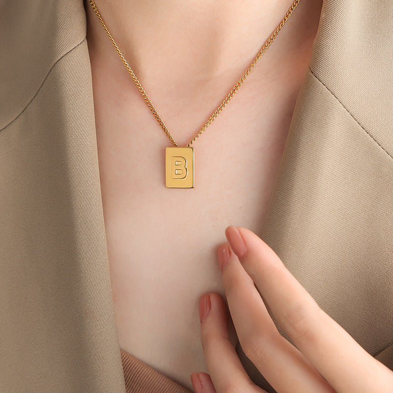 18-Karat vergoldete Edelstahl-Halskette, romantische, personalisierte Halskette in quadratischer Form mit 26 englischen Buchstaben im leichten Luxusstil