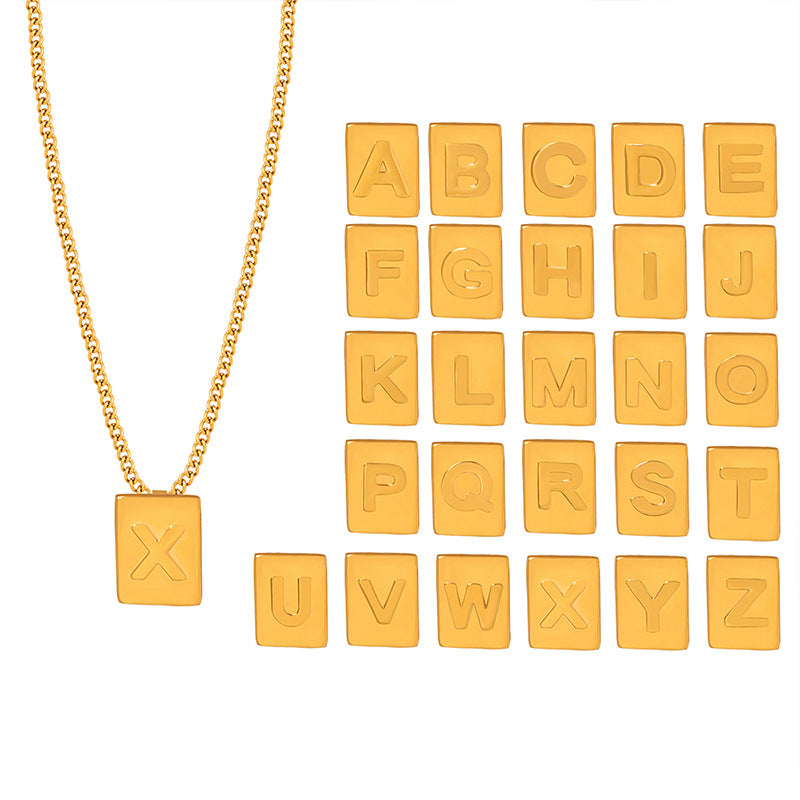 18-Karat vergoldete Edelstahl-Halskette, romantische, personalisierte Halskette in quadratischer Form mit 26 englischen Buchstaben im leichten Luxusstil