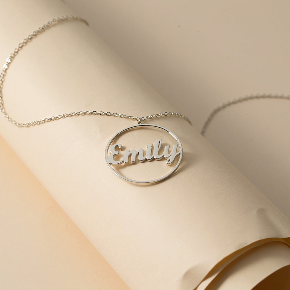 Halskette mit Anhänger aus 18 Karat vergoldetem Edelstahl, mit anpassbares Namensdesign.