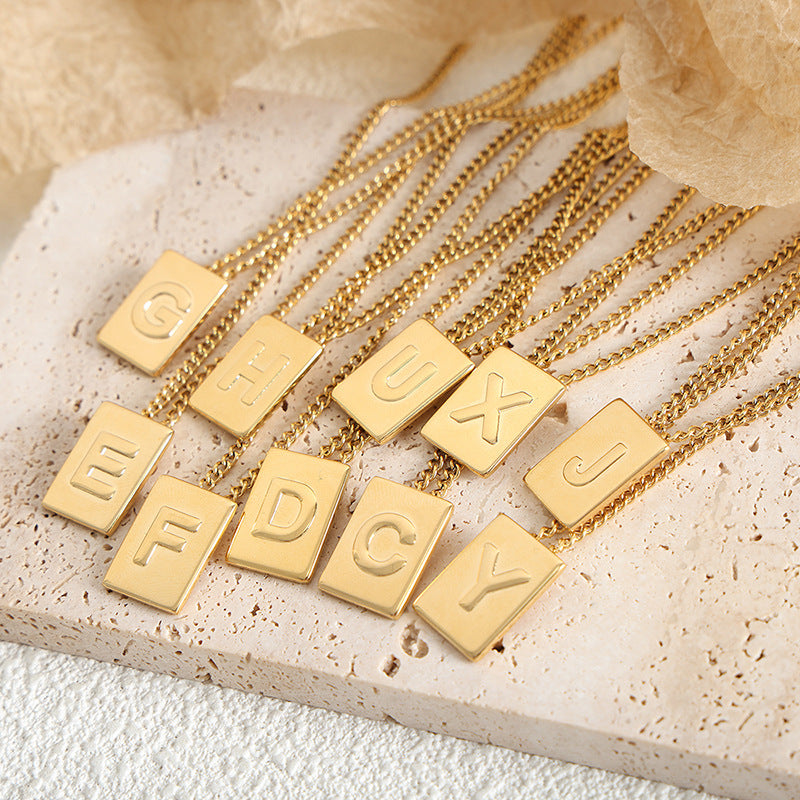 18-Karat vergoldete Edelstahl-Halskette, romantische, personalisierte Halskette in quadratischer Form mit 26 englischen Buchstaben im leichten Luxusstil