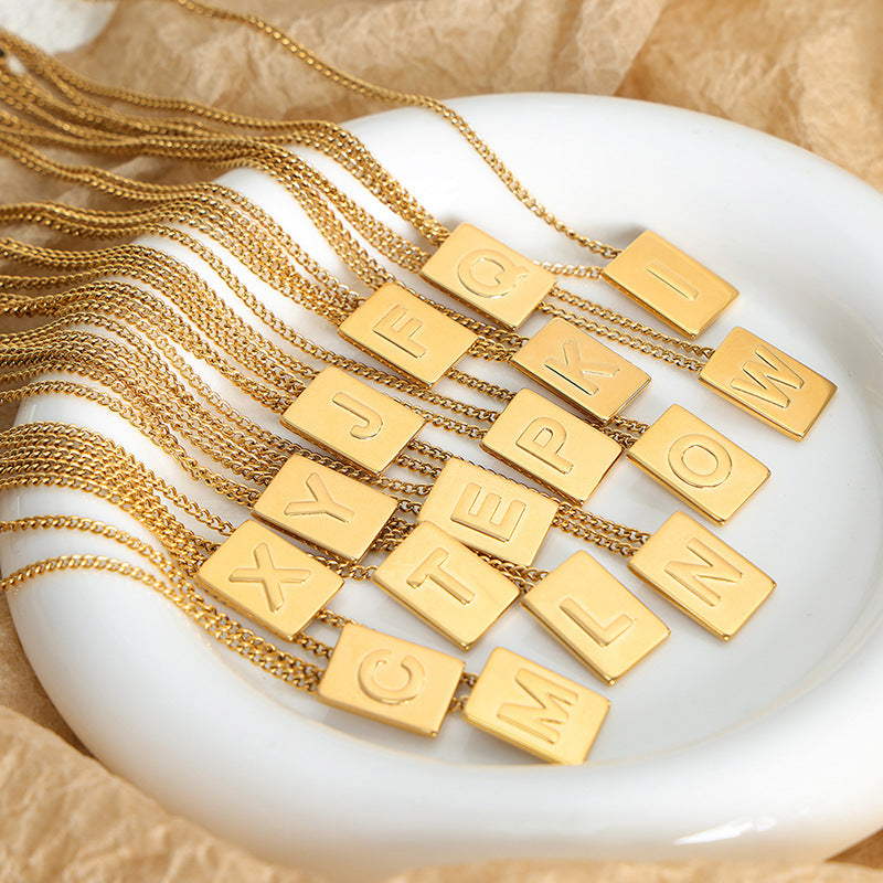 18-Karat vergoldete Edelstahl-Halskette, romantische, personalisierte Halskette in quadratischer Form mit 26 englischen Buchstaben im leichten Luxusstil