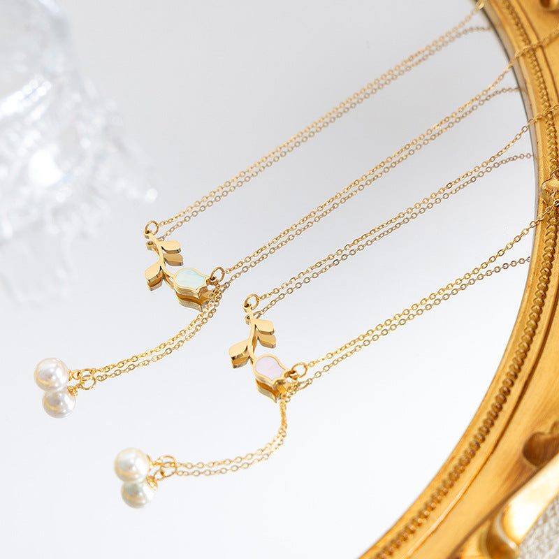 Romantische und modische Halskette im leichten Luxusstil mit Rosen- und Perlenquastendesign aus 18 Karat vergoldetem Edelstahl