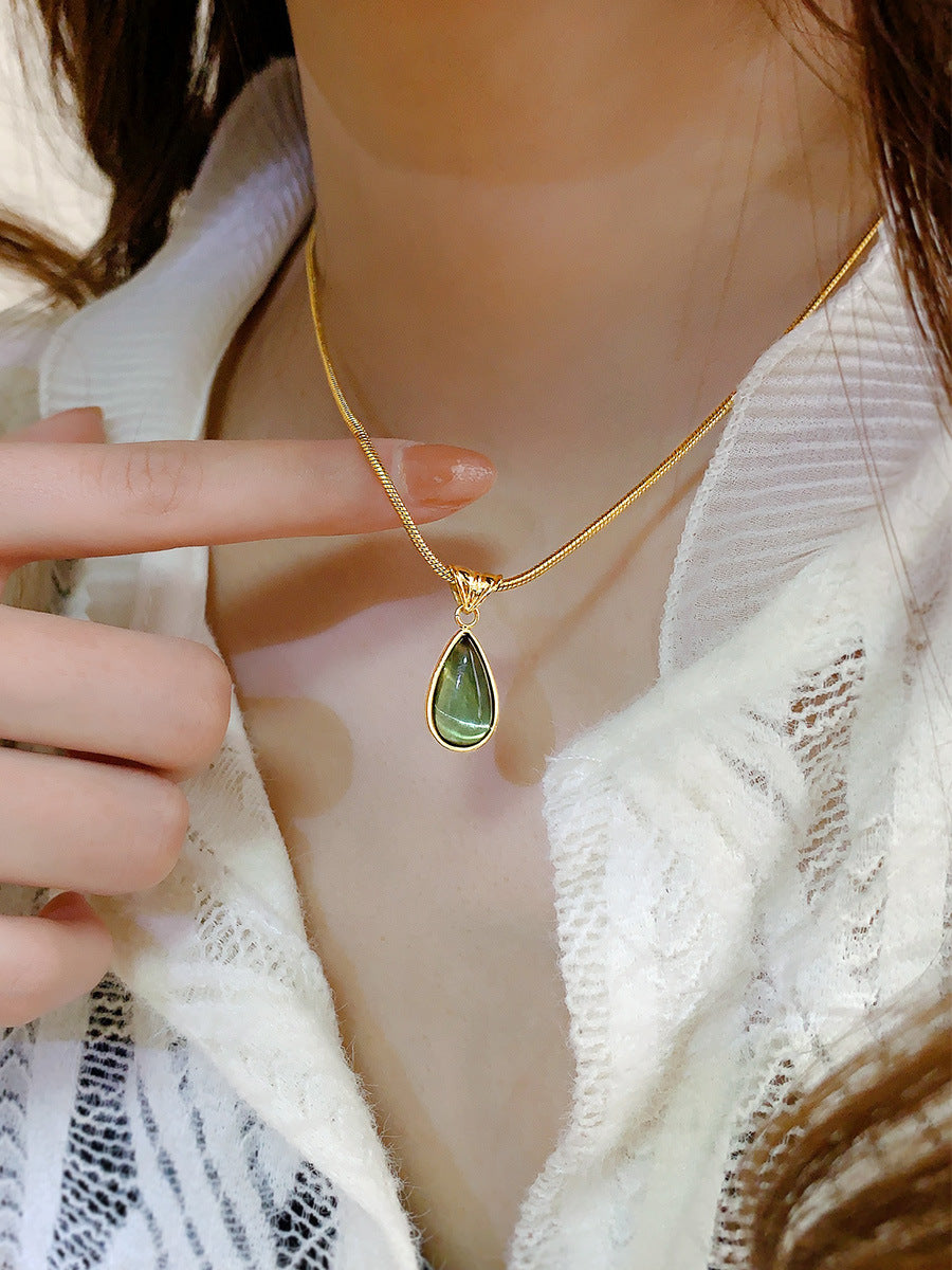 Modische Halskette im tropfenförmigen, mit Edelsteinen besetzten Design aus 18-Karat vergoldetem Edelstahl im leichten Luxusstil